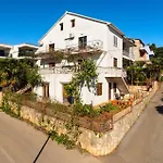Gorgeous Apartment In Vrboska With Kitchen