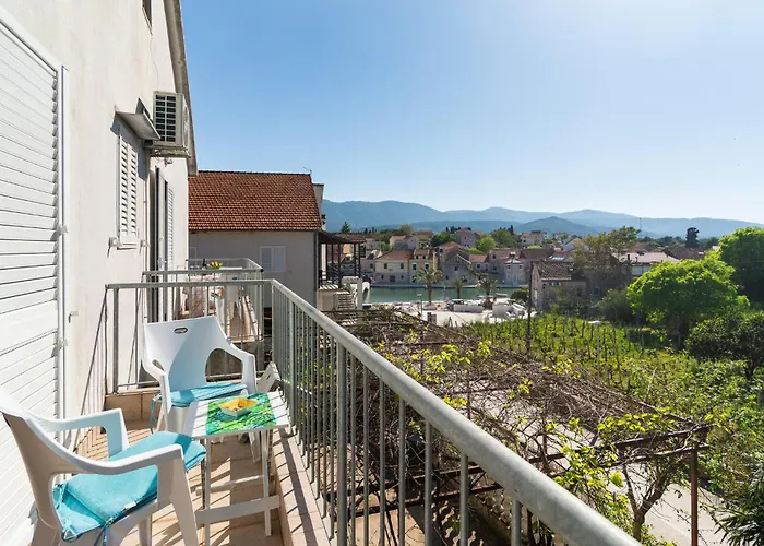 Gorgeous Apartment In Vrboska With Kitchen